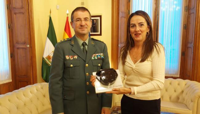 La delegada del Gobierno recibe el tricornio de mármol de manos de la Guardia Civil