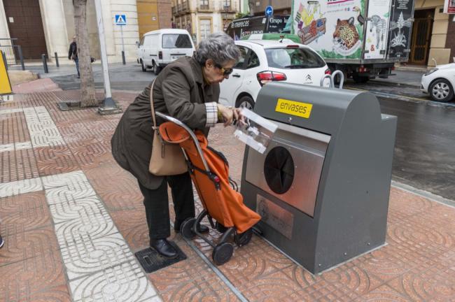 Entran en servicio los nuevos contenedores soterrados ubicados en la Plaza San Pedro