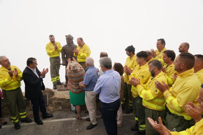 Una estatua homenajea al bombero forestal almeriense fallecido en Sierra Bermeja en 2021