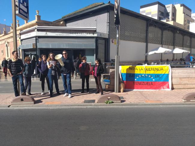 Almería Rebelde protesta contra los representantes venezolanos del Foro de la Paz