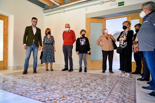 El alcalde visita con los vecinos de Los Molinos el rehabiltiado antiguo edificio de Protección Civil