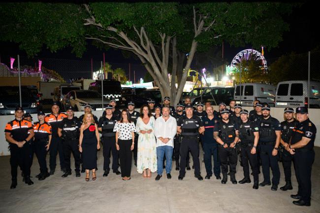 La alcaldesa visita a las Fuerzas y Cuerpos de Seguridad y valora su labor en Feria