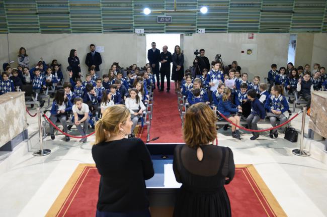 Alumnos de 3º y 4º de Primaria del San Ildefonso visitan el Salón de Plenos