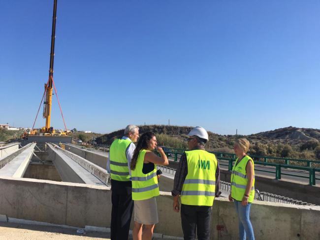 Fomento coloca las vigas del viaducto del río Antas en la A-352 de Vera a Garrucha