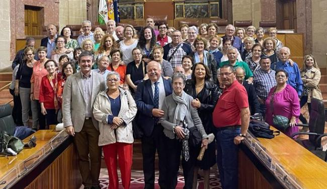 Vecinos de Adra visitan a la consejera Crespo en el Parlamento