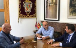 El delegado de Hacienda visita el Ayuntamiento de Huércal Overa