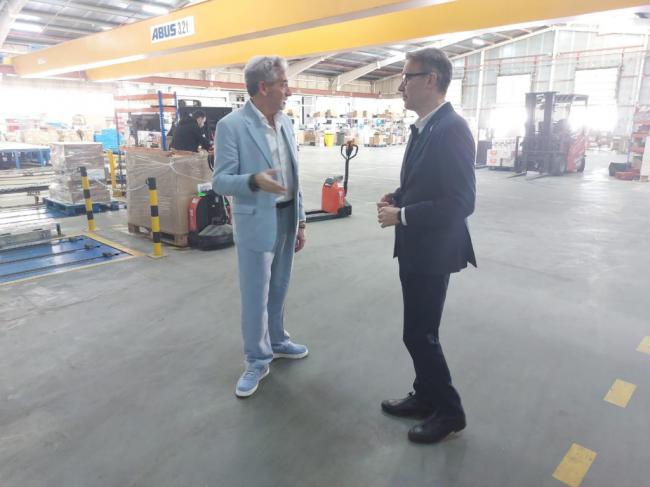 Delegado de Empleo visita un almacén robotizado y energéticamente eficiente