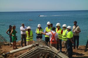 El consejero de Sostenibilidad supervisa la obra para restablecer la entrada de agua en el humedal de Las Salinas