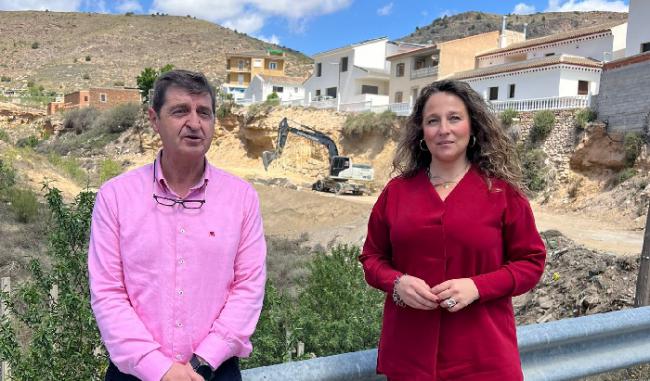 Visita a las obras de un muro de escollera para evitar derrumbes en Oria
 