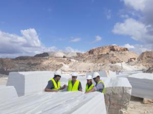 El responsable de la reconstrucción del Patio de Vélez-Blanco busca mármol en Macael