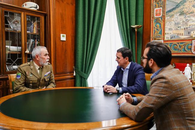 Javier Aureliano recibe al representante del Ejército de Tierra 