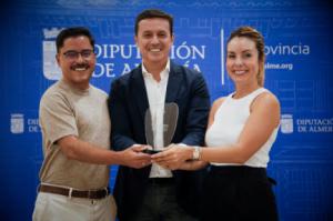 El presidente recibe a Fran Leonardo y María Teresa tras su reciente galardón de fotografía