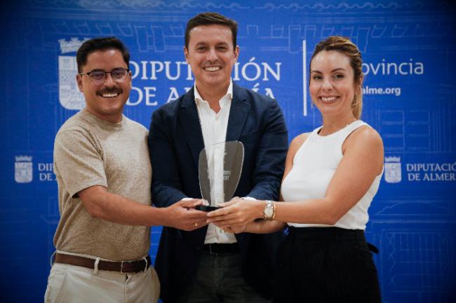 El presidente recibe a Fran Leonardo y María Teresa tras su reciente galardón de fotografía