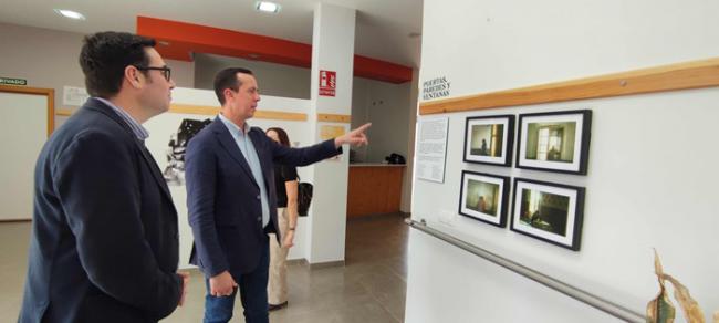 José María Martín visita una exposición en contra de la violencia machista