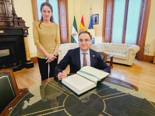 La delegada de Gobierno de la Junta de Andalucía recibe al nuevo rector de la UAL