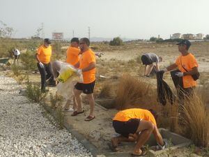 Voluntarios limpian la basura en La Cabuzana de Vera