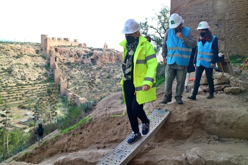 Cabrera visita los sondeos para el proyecto del recinto Norte de La Alcazaba