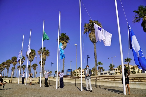 Izadas las banderas de calidad y seguridad en Roquetas de Mar