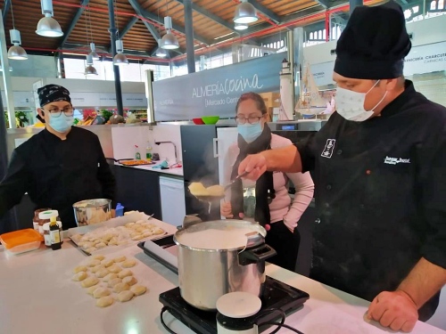 Lucas Niella ofrece una clase magistral de cocina italiana en el Mercado Central