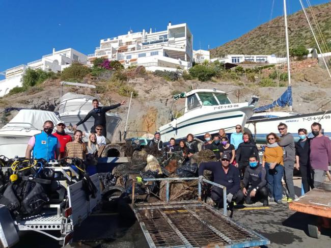 El Club Náutico de San José facilita la recogida de casi una tonelada de residuos en las playas del Parque Natural