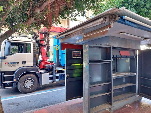 El Ayuntamiento desmonta kioskos fuera de ordenación