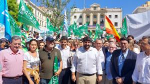 La delegada de Agricultura se suma a la movilización contra los recortes en el Tajo-Segura