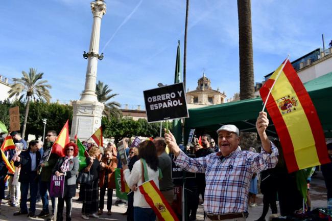 Vox concentra a 300 personas contra el Gobierno de Sánchez