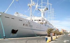 El crucero ‘Wind Surf’ realiza el martes su cuarta escala de este año en el Puerto de Almería