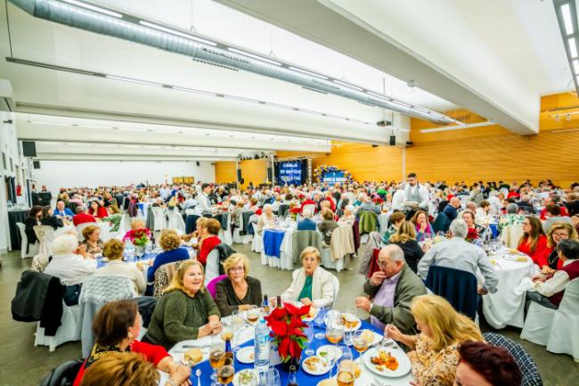 500 personas mayores disfrutan de una comida de Navidad en Roquetas