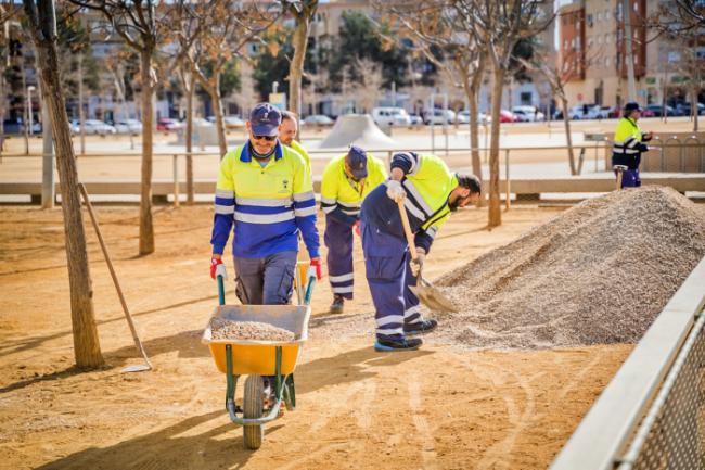 El Ayuntamiento de Roquetas de Mar renueva el arenado de los Parques caninos