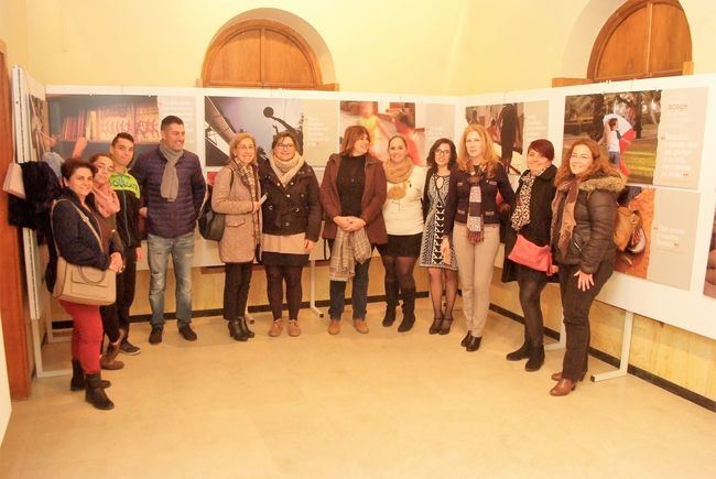 El Faro de Roquetas de Mar acoge la exposición ‘Construyendo familias’