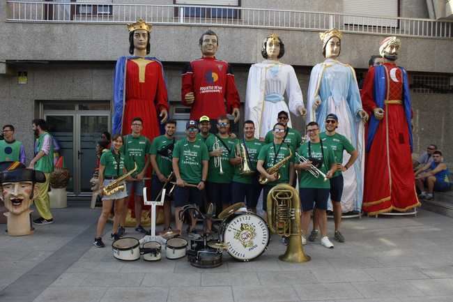 Tradicional pasacalles de Gigantes y Cabezudos en Roquetas