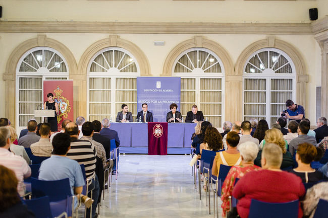 El Patio de Luces de la Diputación acoge la puesta de largo de la revista ‘Almería Cofrade’