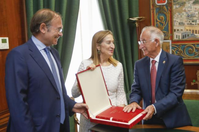 Pastor y García Escudero visitan la Diputación de Almería