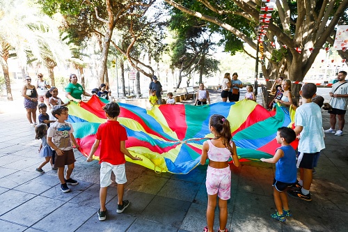 Los juegos tradicionales conquistan a los más pequeños en el Parque Nicolás Salmerón