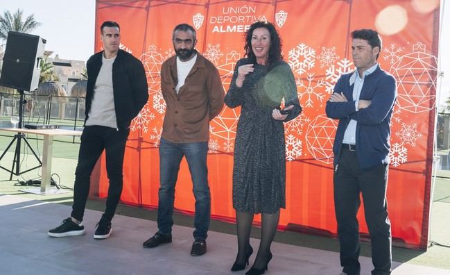 Almería celebra su comida navideña en el Cabogata Beach