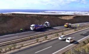 Fallece conductor tras volcar camión de carga en la Autovía A-4