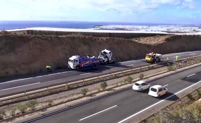 Fallece conductor tras volcar camión de carga en la Autovía A-4