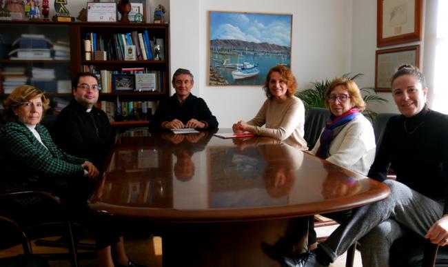 Reunión entre el alcalde de Adra y la directora de Cáritas Diocesana