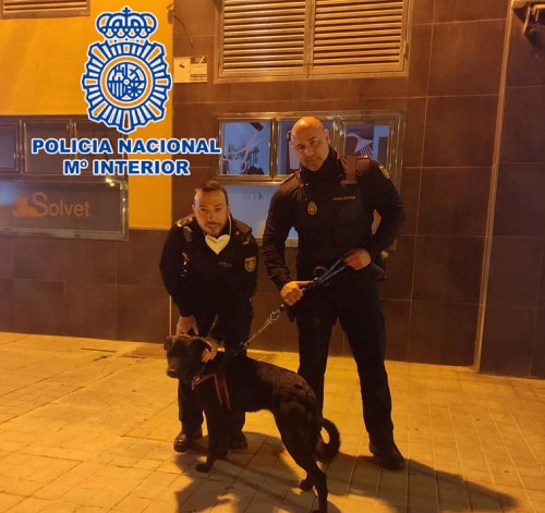 La Policía Nacional salva a un perro al que se le enganchó la boca en una puerta