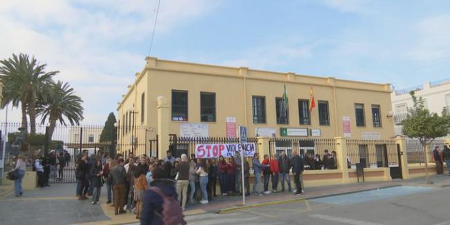 Concentración en el IES Alyanub de Vera por la agresión a un profesor por un alumno de 12 años