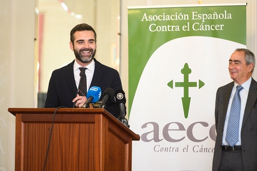 El alcalde agradece a la AECC la gran labor que desarrolla