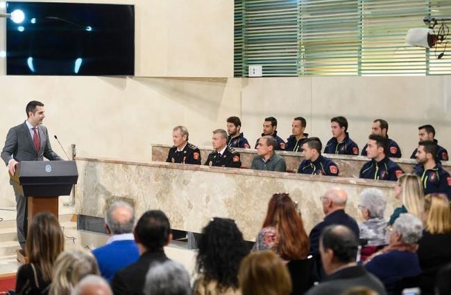 El alcalde felicita a los diez bomberos que han tomado hoy posesión