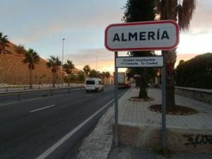 Greenpeace hackea señales de la calzada en Almería para exigir al ayuntamiento una ciudad sostenible