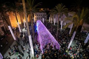 Fuegos artificiales y un espectáculo de luz y sonido para dar la bienvenida a la Navidad en Almería