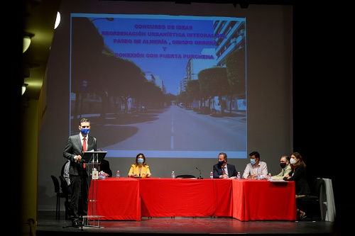 El jurado dice que ninguna de las propuestas resuelve la reordenación urbana del Paseo de Almería