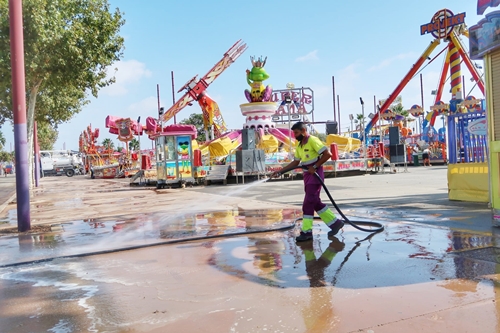 La proximidad de la celebración de la Feria lleva el operativo de limpieza intensiva hasta el Recinto Ferial y sus alrededores