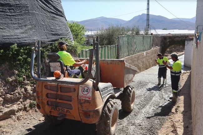 Avanzan las obras de pavimentación de caminos rurales en Berja