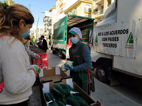 Asaja reparte hortalizas en protesta por los precios 'ridículos'