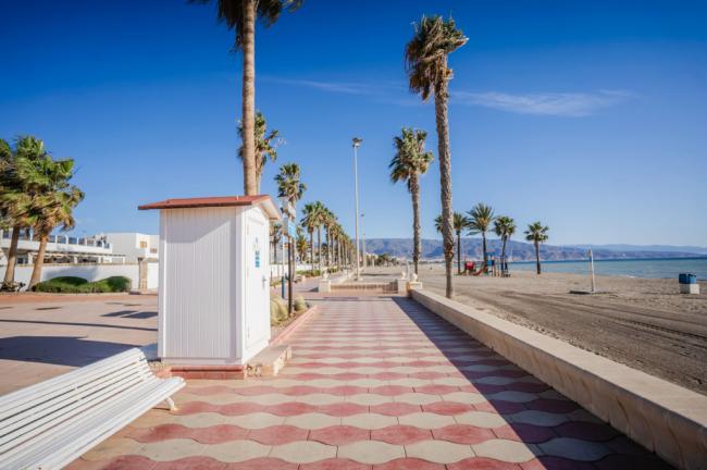 Roquetas de Mar instalará nuevos aseos accesibles en sus playas y paseos marítimos